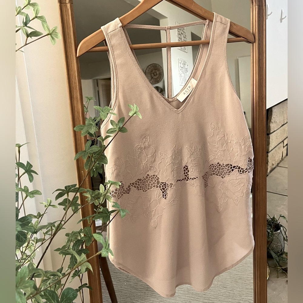 ASTR THE LABEL Floral Cut-out Tank Top